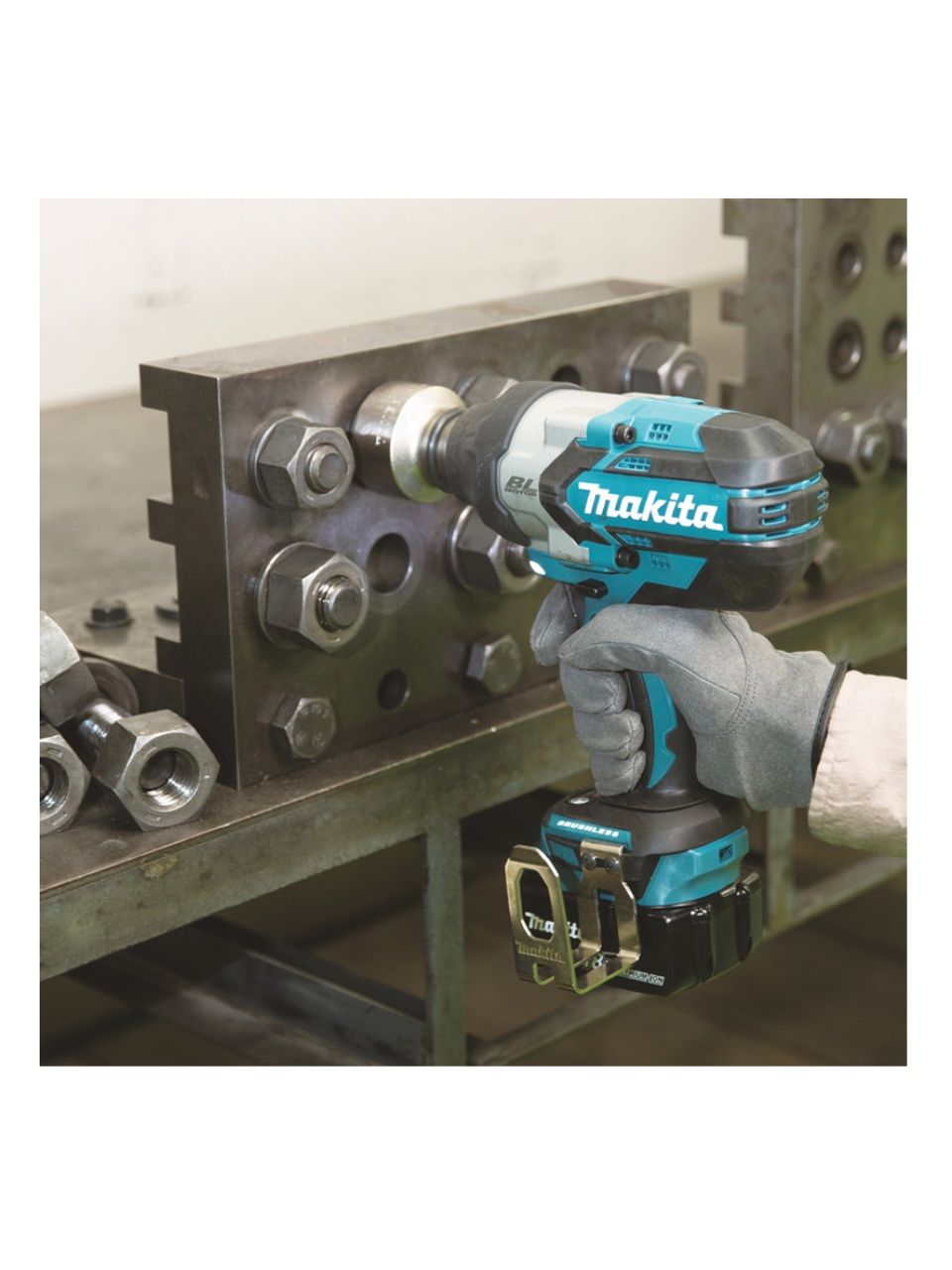 Гайковерт ударный аккумумуляторный Makita LXT BL 18В DTW1001Z